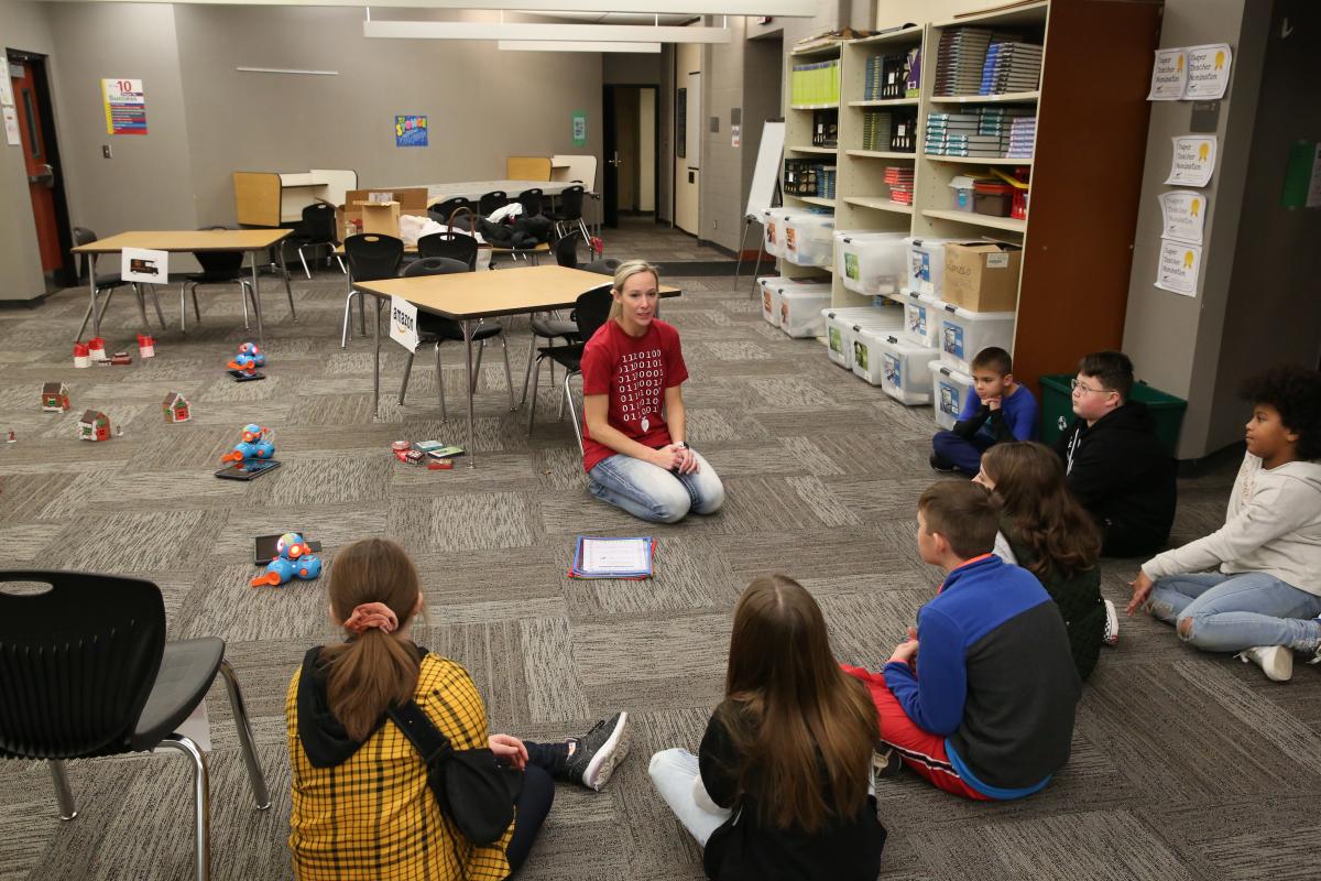 Jessie Kinney working with students