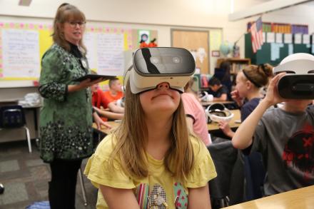 5th grade Moran student using the Google Daydream Headsets