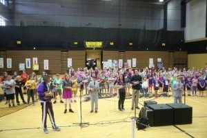 Horizon music teacher Jon West leads students in ukulele tribute "Somewhere over the Rainbow"