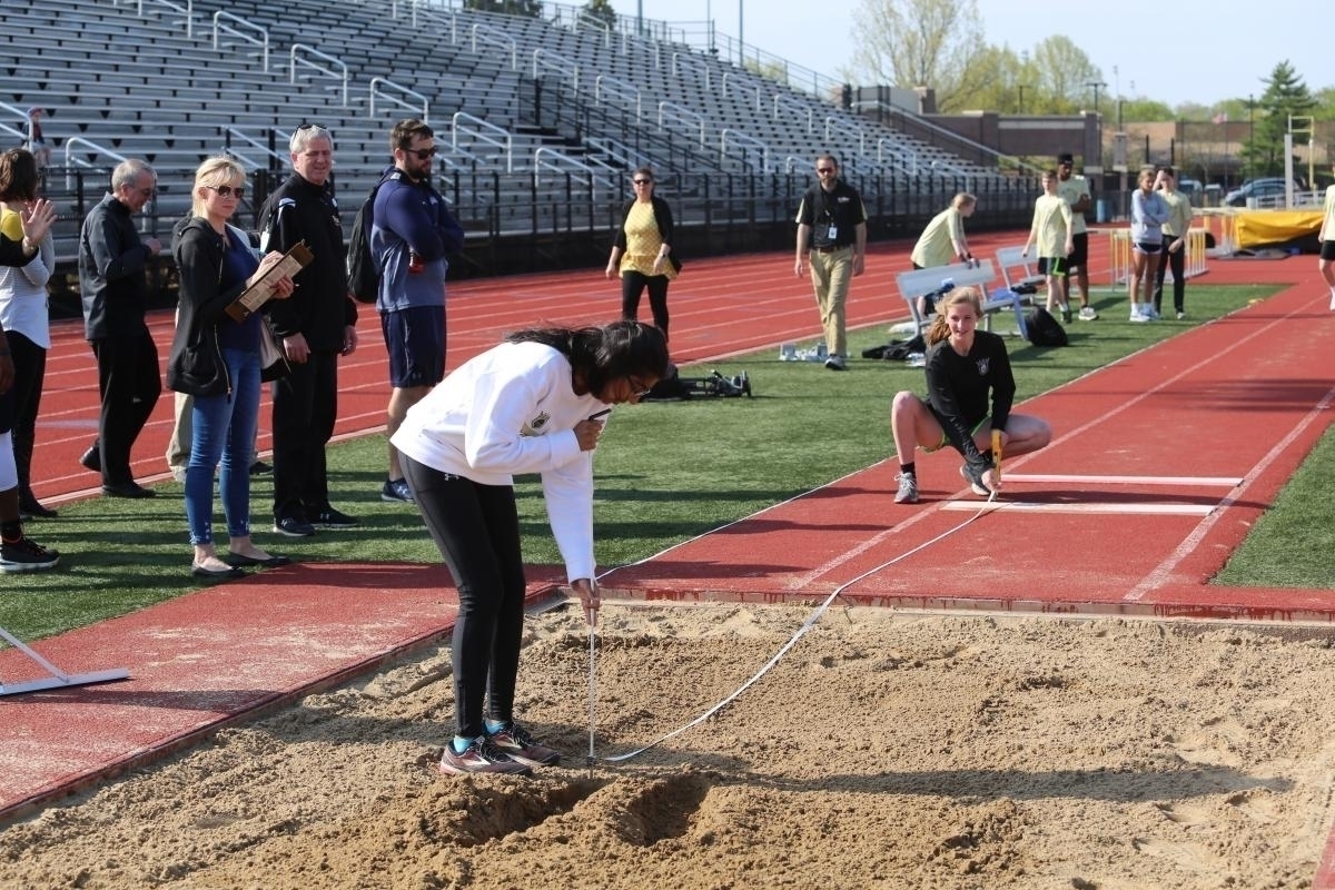 students volunteer at the meet