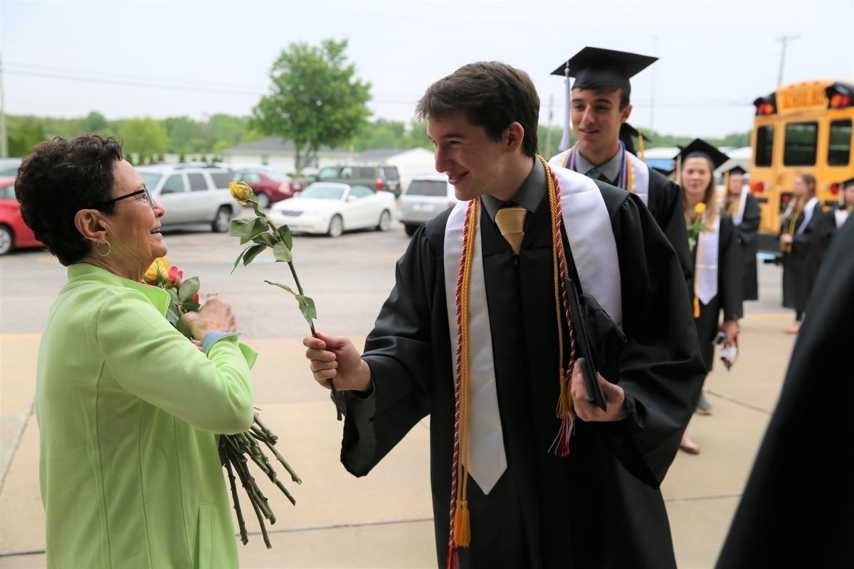 Penn students surprise retiring Discovery principal