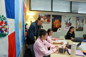 Kelly Watts teaching Spanish to her students