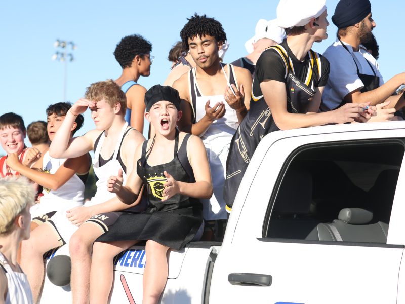Students in Penn Homecoming parade